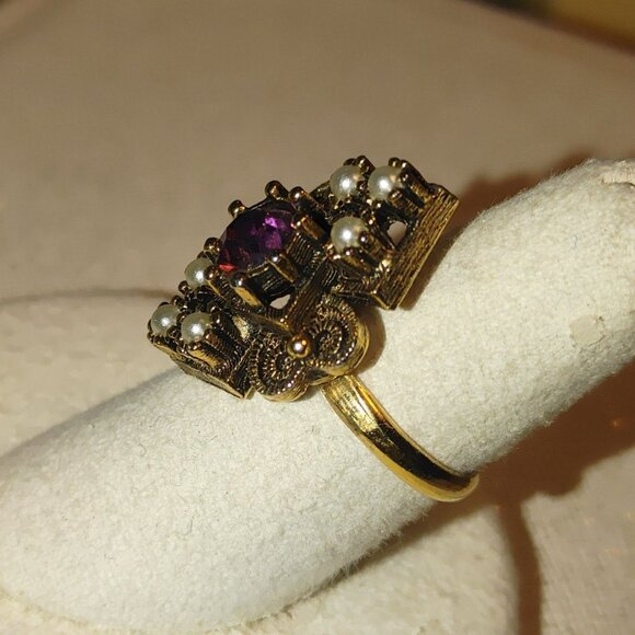 Vintage Sarah Coventry Size 6.5 Gold Tone Ring Faux Pearls Purple Rhinestone - Picture 4 of 13